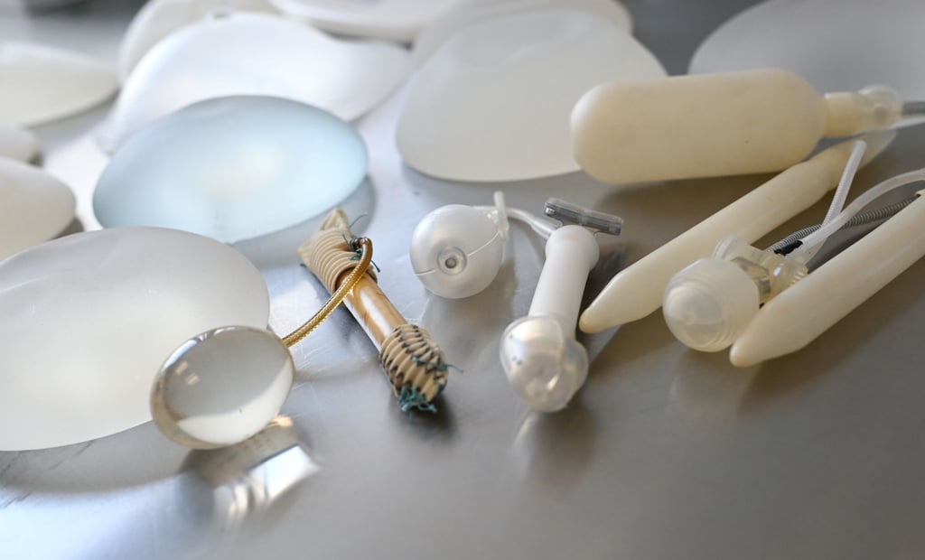 Bei vielen Eingriffen werden Implantate eingesetzt.