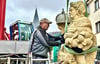 Die Göttin der Gerechtigkeit ziert seit Donnerstag wieder das ehemalige fürstliche Regierungsgebäude am Markt in Bernburg. Ein Mitarbeiter der Werkstätten für Denkmalpflege in Westerhausen befestigte den Kranhaken an der Sandsteinfigur.