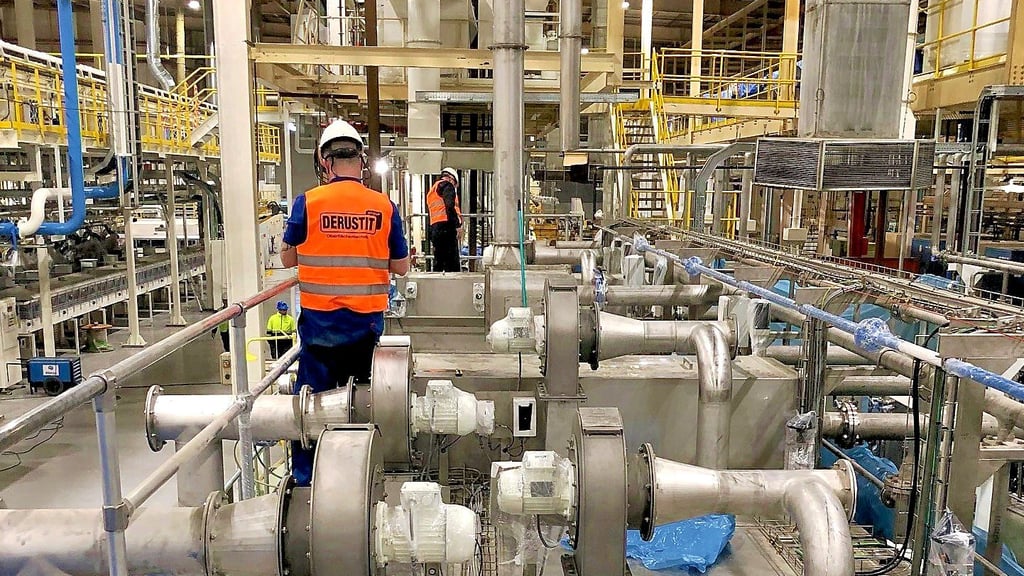 Mitarbeiter der Eisleber Firma arbeiten an einer Dosenwaschmaschine in Sevilla (Spanien).