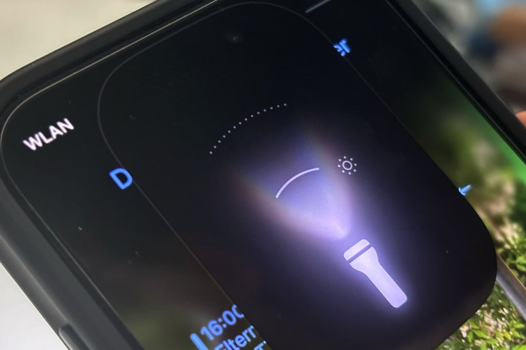 Neue Spielerei: Das Licht der Taschenlampe lässt sich unter iOS 18 zu einem Kegel bündeln oder stufenlos breit streuen.