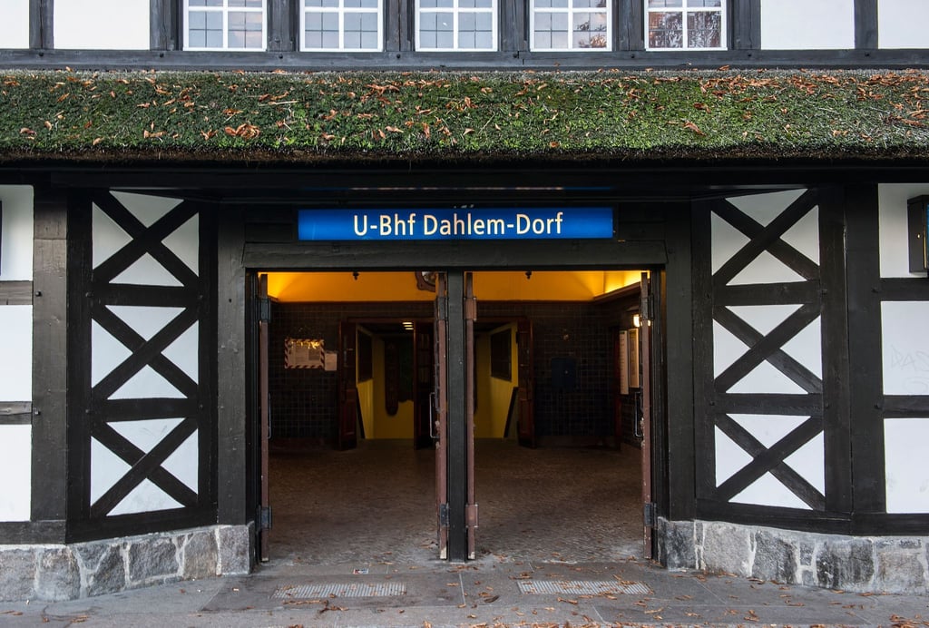 Bei einem Unfall am U-Bahnhof Dahlem-Dorf ist ein Mensch verunglückt.