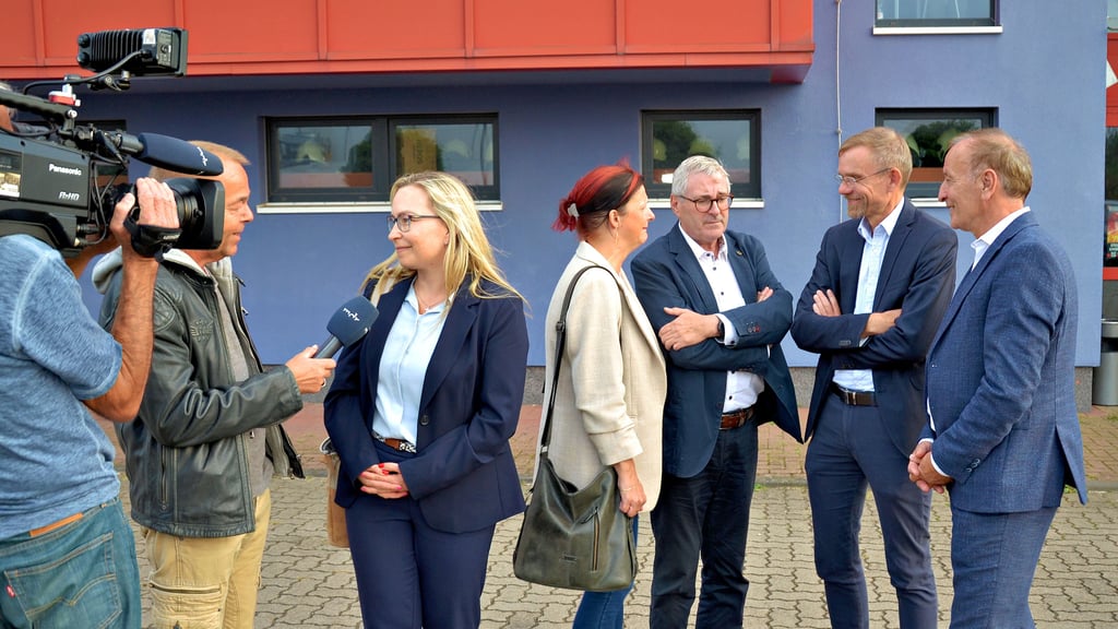 Schon vor der Sitzung des Gemeinderats hat es intensieve Gespräche für die Ansiedlung in Intel gegeben – und TV-Interviews.