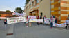 Vor der Hamersleber Grundschule haben sich Eltern und Kinder aus Ausleben zum Protest gegen Schulschließungen versammelt.