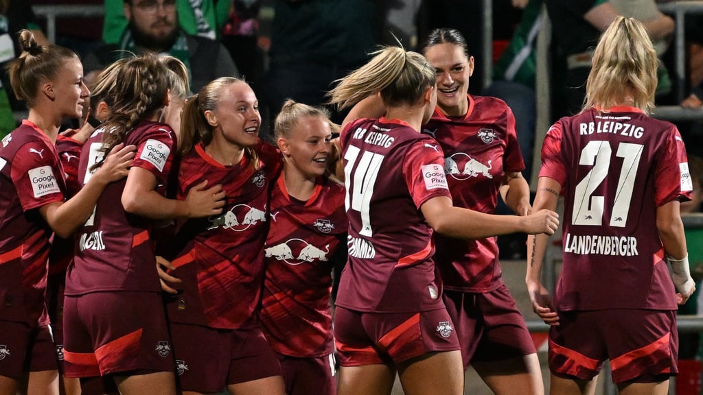 Die Frauen von RB Leipzig mit Torschützin Giovanna Hoffmann (2.v.r.) gewinnen ihr zweites Heimspiel der Saison.