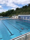 Blick von der Tribüne über die Badeplatte. 