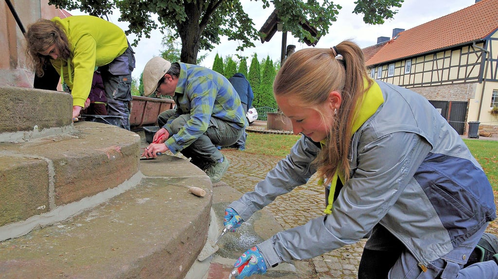 Ben Simpson, Kai Plitt und Tizia Schreiter (von links) nehmen an der Seminarwoche der Jugendbauhütte Mühlhausen teil. Hier unterstützen sie die Kirchengemeinde bei den Arbeiten an der Kirche Sankt Johannes.