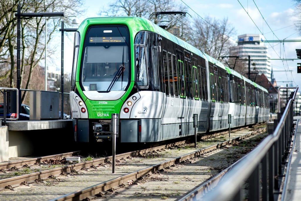 Tausende Senioren haben in der Region Hannover ihren Führerschein abgegeben, um dann ein Jahr kostenlos Bus und Bahn zu fahren. Damit soll zum Jahreswechsel Schluss sein. (Symbolbild)