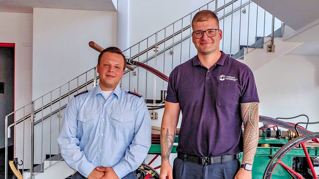 John Schröder ist Stadtjugendwart und Kevin Niclas (rechts) absolviert die Brandmeisterausbildung in Wittenberg.