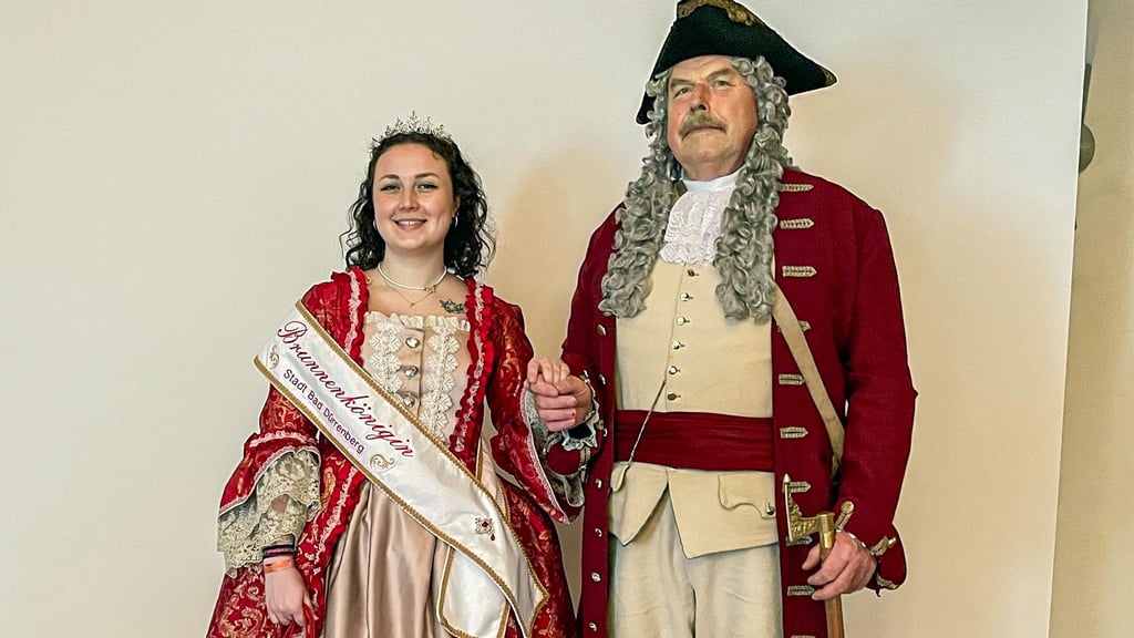 Darsteller des Borlach und der Brunnenkönigin ließen die Geschichte auf ihre Weise lebendig werden und nahmen in Kostümen am Vortrags teil.