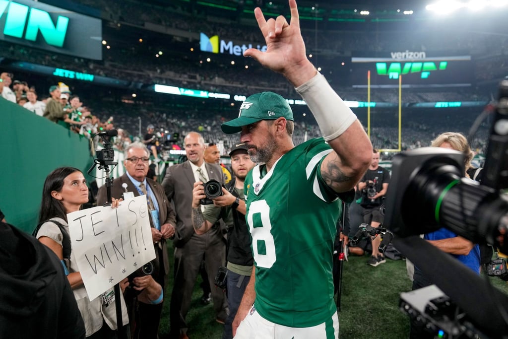 Star-Quarterback Aaron Rodgers feiert seinen ersten Heimsieg mit den Jets.
