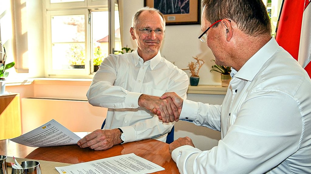 Bürgermeister Andreas Dittmann (l.) und Jörg Böhme von der Kassenärztlichen Vereinigung unterzeichneten die Kooperationsvereinbarung zum Zerbst-Stipendium im Bereich Hausärzte.