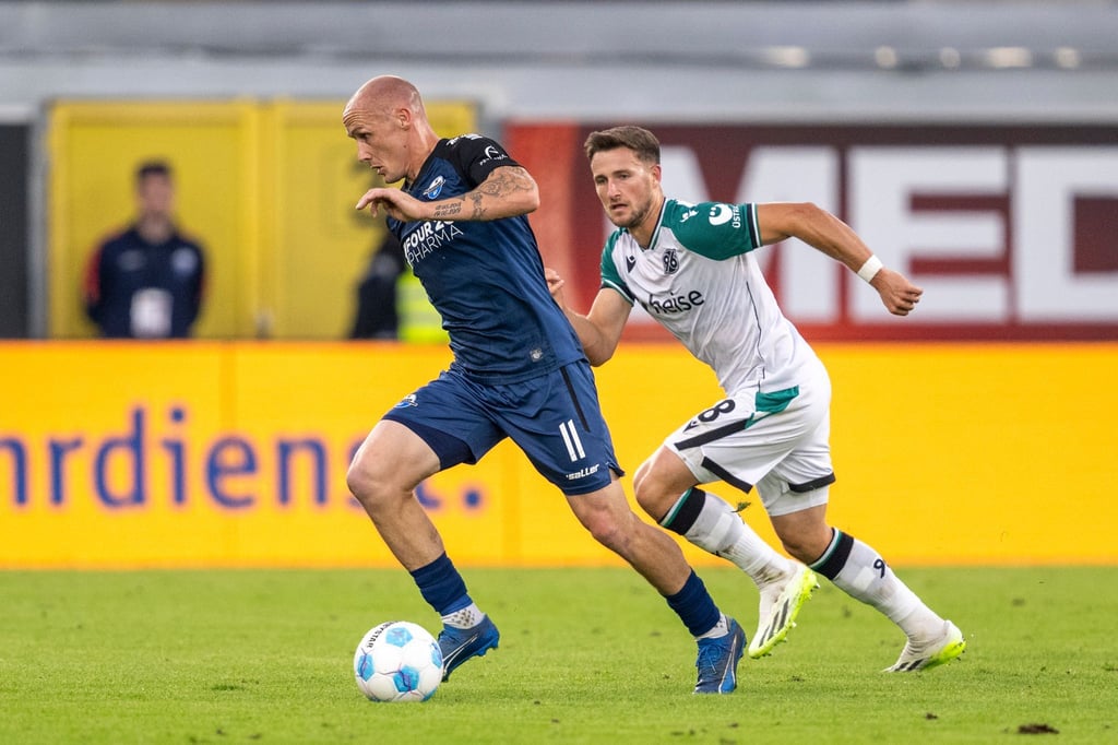 Sven Michel (l) und der SC Paderborn bleiben ungeschlagen.