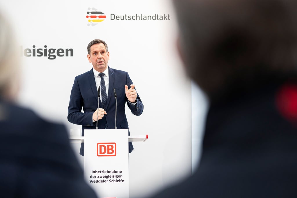 Niedersachsens Verkehrsminister Olaf Lies will keine ständigen Preisdiskussionen über das D-Ticket. (Archivbild)