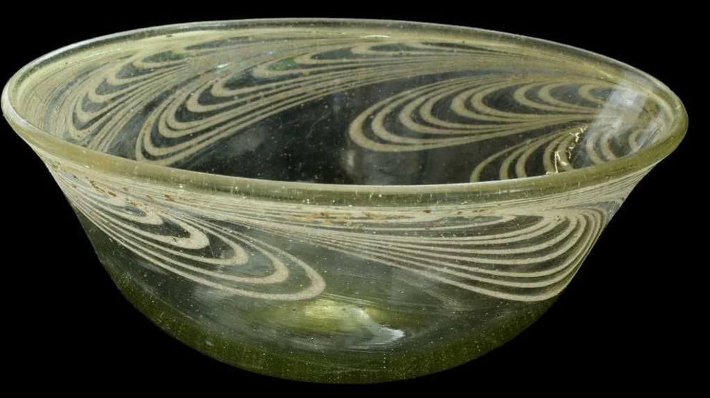 Diese Glasschale lag rund 1.500 Jahre unversehrt bei Brücken unter der Erde.