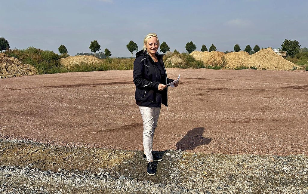 Enertrag-Projektentwicklerin Katrin Madeleine Zaruba steht vor der Fläche, auf der ab Dienstag das Fundament der Windräder entstehen wird.