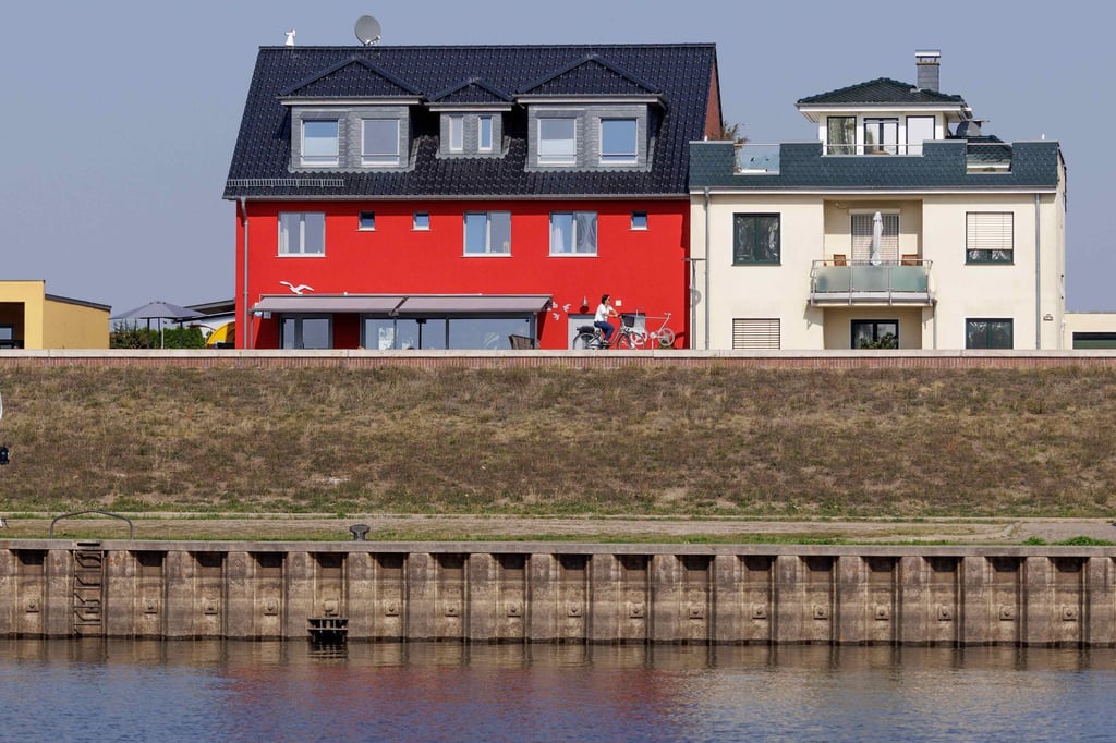 Wohnhäuser hinter dem Hochwasserschutz an der Elbe in Wittenberge.