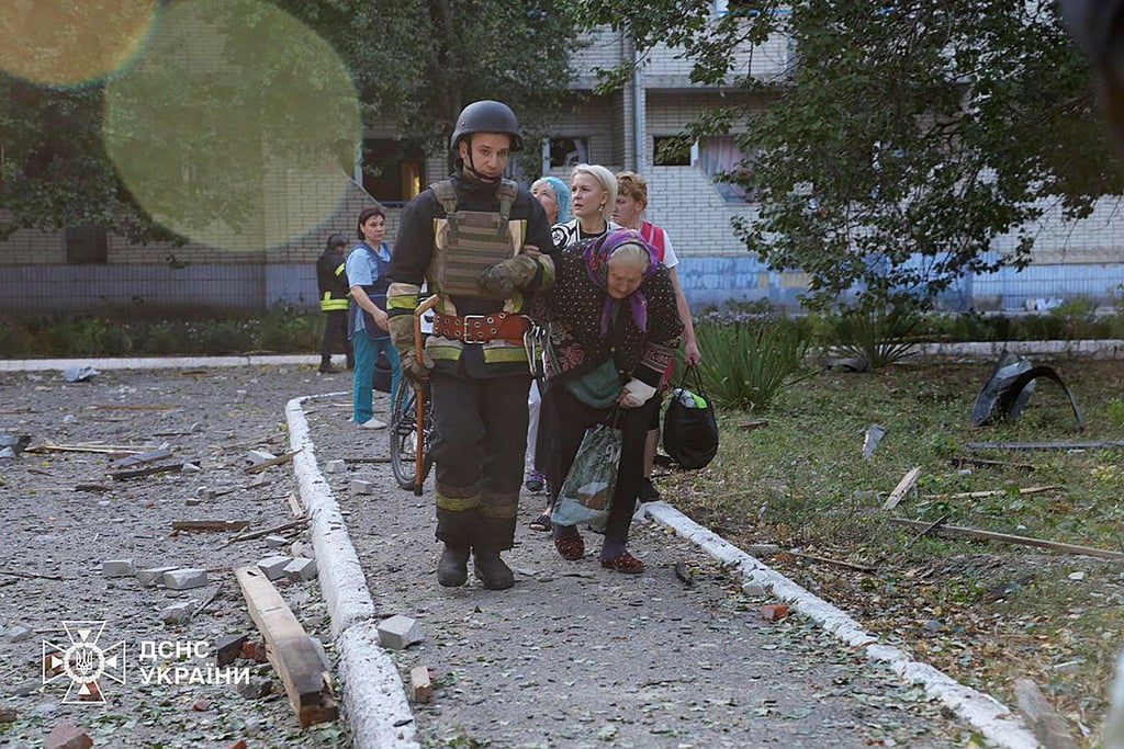 Das russische Militär greift ukrainische Städte immer wieder aus der Luft an - und stürzt die Bewohner damit in Not.