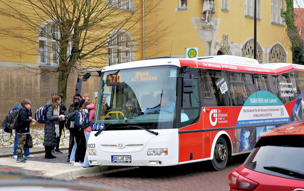 Eine der Bushaltestellen für Schulbusse in Köthen befindet sich in der Bärteichpromenade. Grundschulen werden näher angefahren.