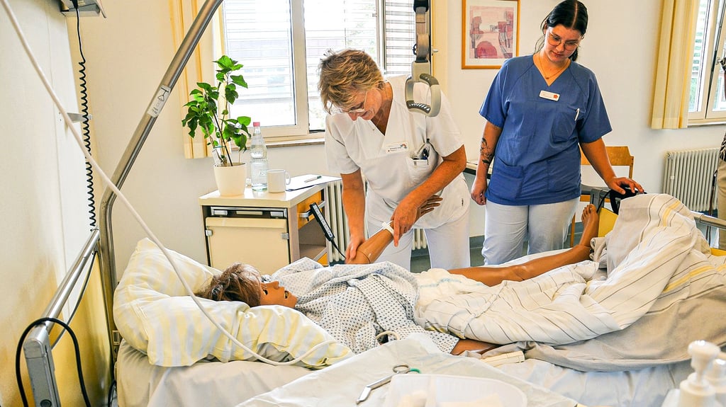 In der Zerbster Helios Klinik verwandelte sich ein ehemaliges Patientenzimmer in einen "Room of Horror", einen „Raum des Grauens“, in dem Pflegekräfte wie Ärzte und Azubis sowie Verwaltungsangestellte auf Fehlersuche gingen.