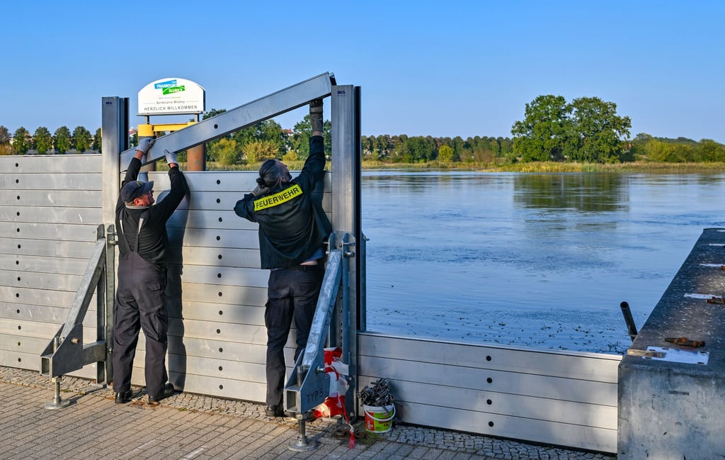 Hochwasser-Einsatz: Schutzwände sollen Wassermassen abhalten.