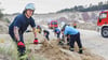 Feuerwehrleute des 3. Zuges Technische Hilfeleistung der Verbandsgemeinde Flechtingen graben in der Sandgrube nach einer verschütteten Person.