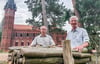 Im Jagdschloss Haideburg wird wieder ein Tag der offenen Tür vorbereitet: Michael Weninger, Leiter des Betreuungsforstames. und Mitarbeiter Jürgen Kristin freuen sich auf viele Gäste. 