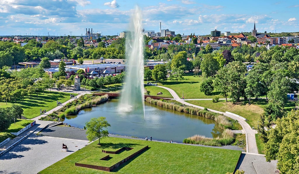 So könnte eine der vielen Ideen, die die UBvS in ihrer Sammlung auf dem Weg zu Salzstadt vorschlägt, aussehen: eine (Salz-) Wasserfontäne auf dem Stadtsee. Angesichts des Fischsterbens dieser Tage würde der Hingucker sogar noch eine praktische Bedeutung bekommen – als Sauerstoffspender nämlich.