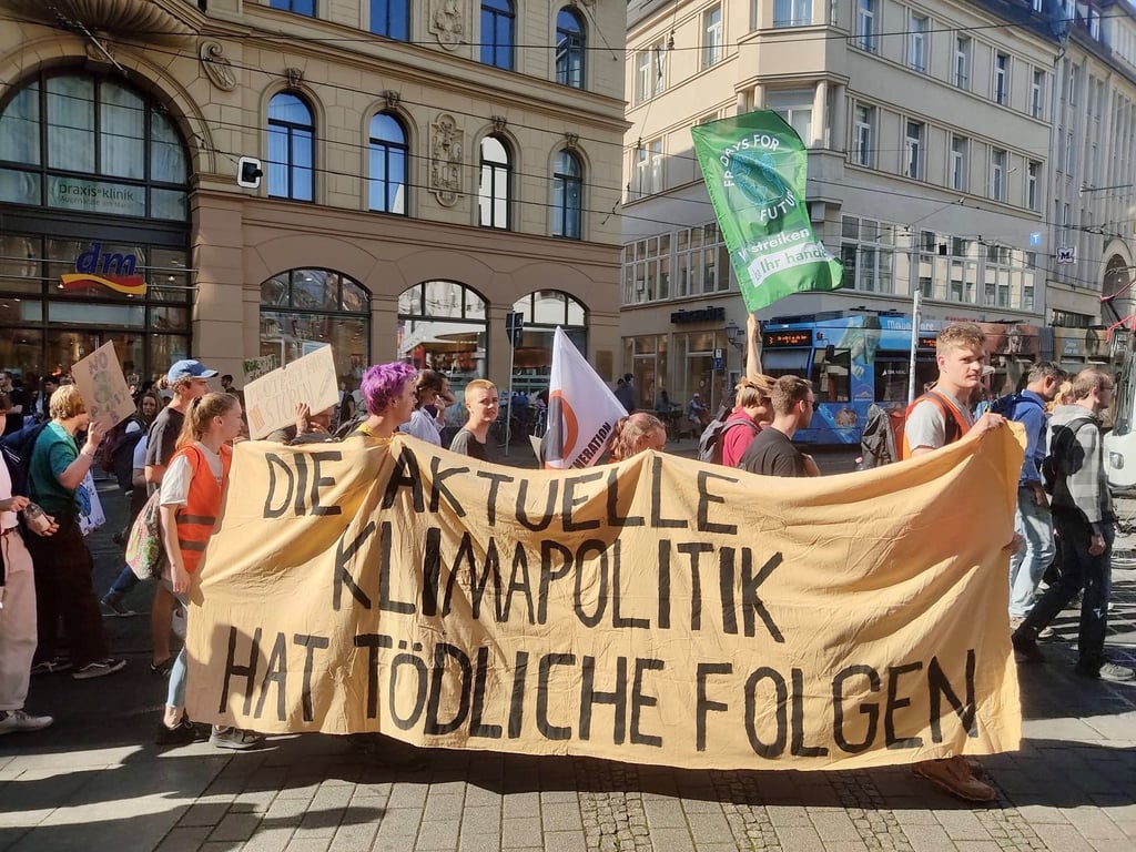 Auf einem Klimaprotest der Fridays for Future-Bewegung ziehen am Freitag Hunderte Teilnehmer durch Halle.