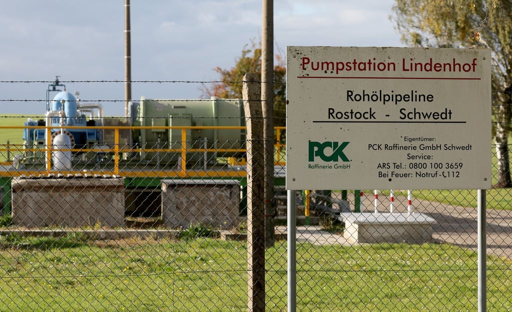 Wegen der Manipulation der Ölleitung von Rostock zur Raffinerie im brandenburgischen Schwedt sollen zwei Klimaaktivisten in Haft.