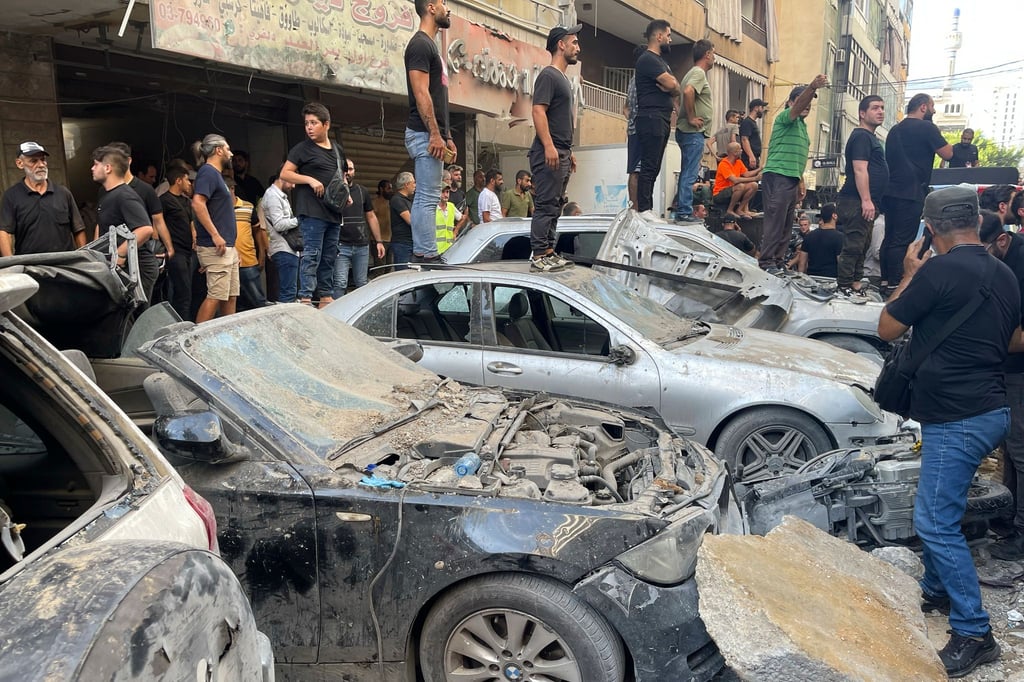 Menschen versammeln sich nach einem israelischen Angriff in Libanons Hauptstadt Beirut.