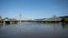 Die berühmte Dresdner Elbbrücke Blaues Wunder mit Hochwasser.