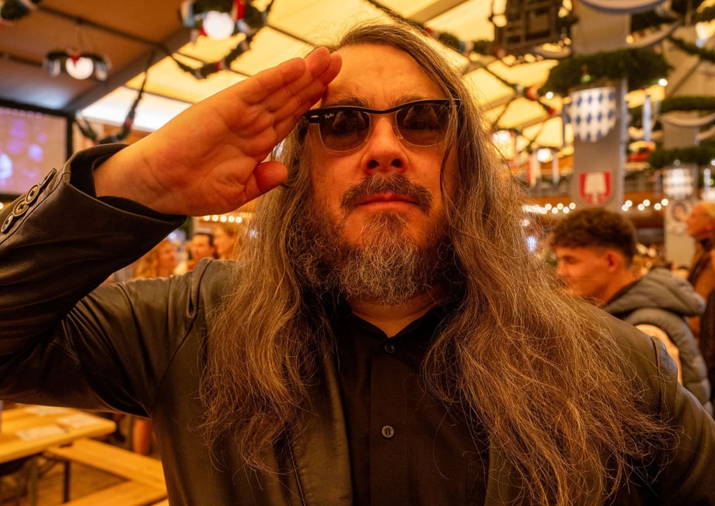 Jonathan Meese salutiert in der Festhalle Schottenhamel.