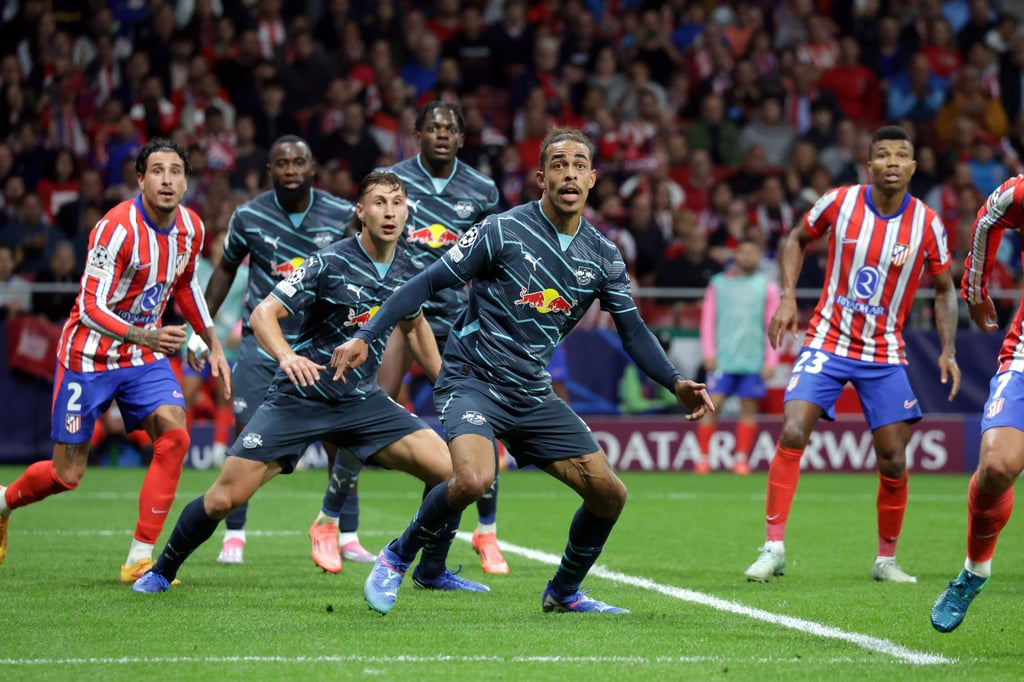 Yussuf Poulsen (2.v.r.) im Spiel gegen Atlético.