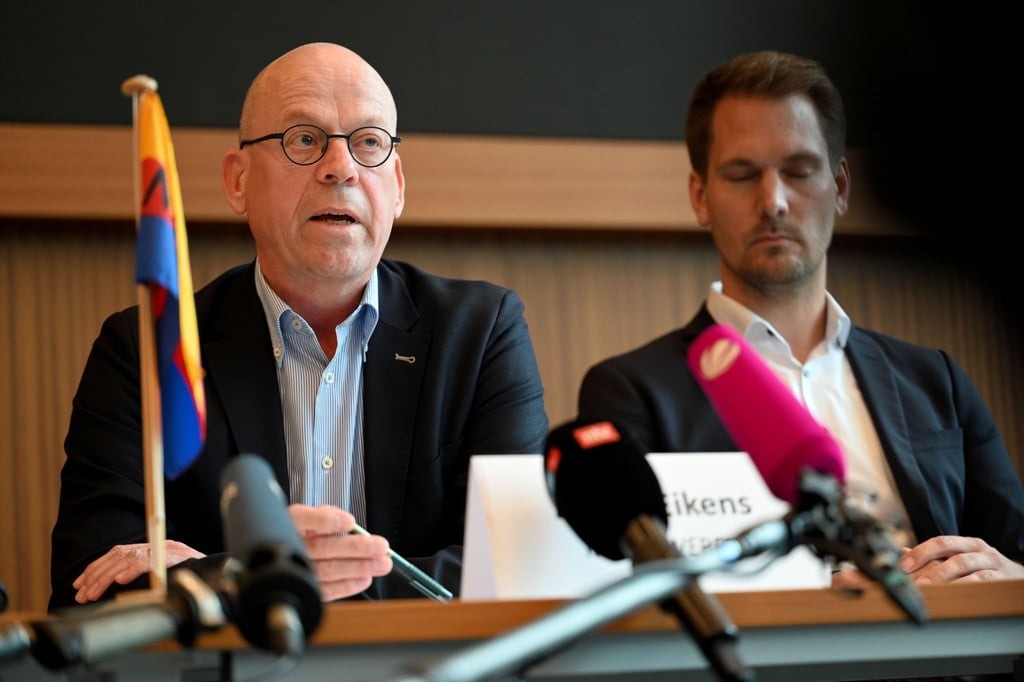 Meyer-Werft-Chef Eikens (l) hält den Standort Papenburg für zukunftsfähig. (Archivbild)