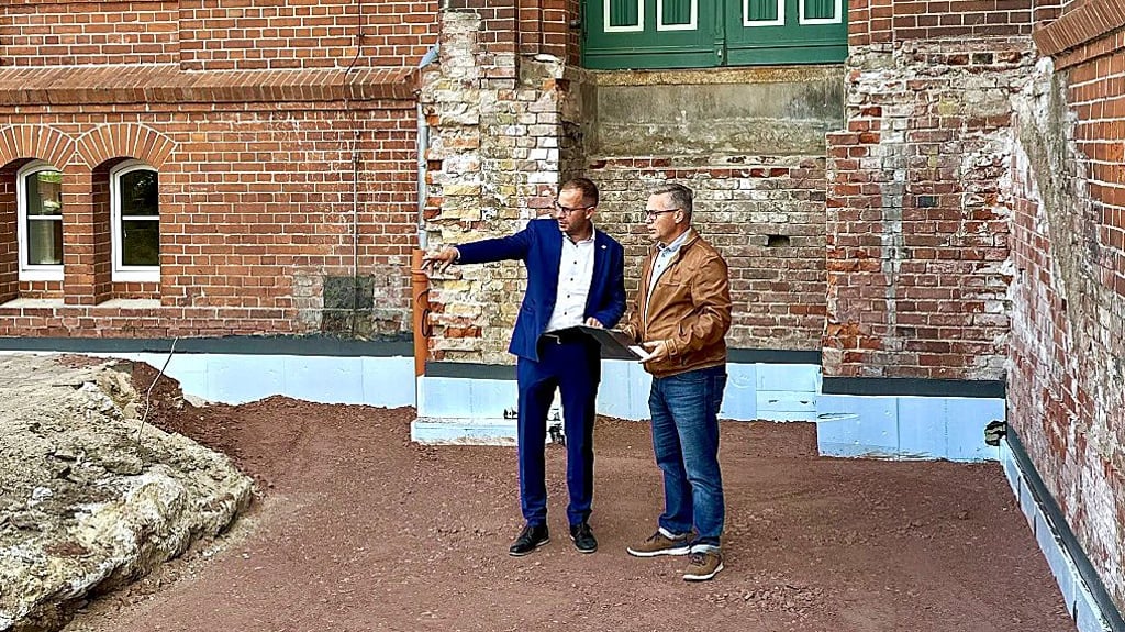 Bürgermeister Philipp Stark und Mitarbeiter David Zunder im Juni an der Treppenbaustelle der Pestalozzi-Grundschule.