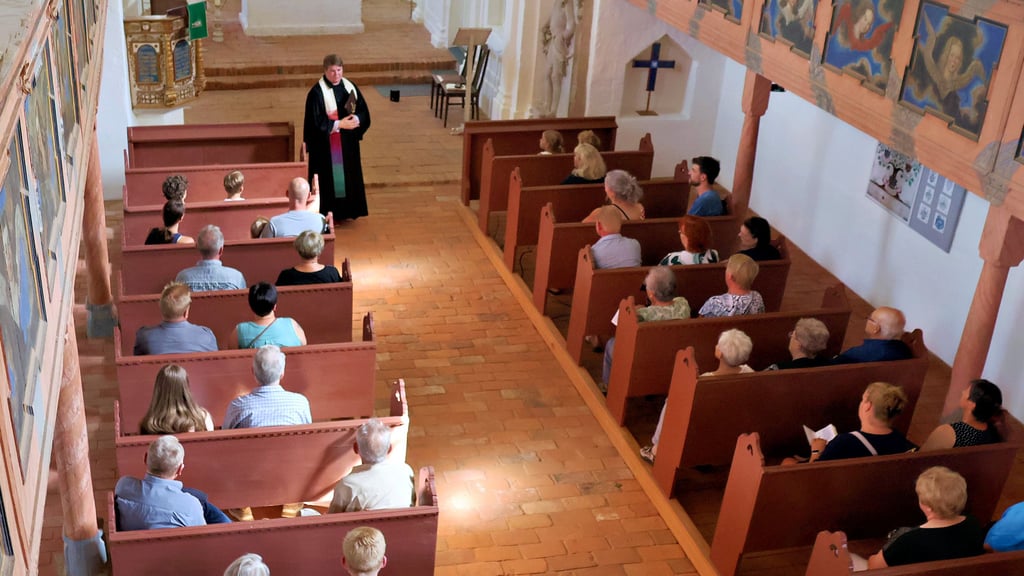 Pfarrerin Rebekka Prozell leitete in der Kirche in Wust den Gottesdienst, der unter dem Motto „Wiedersehensfest“ stand.