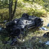 Der verunglückte Skoda liegt auf dem Dach in einem Waldstück an der Bundesstraße 183 bei Werdau liegende Wagen.