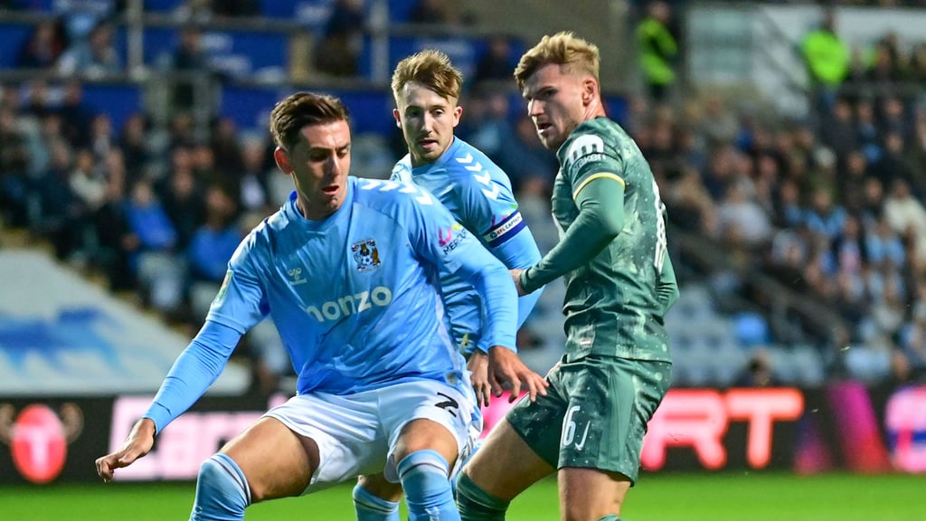 Coventry-Verteidiger Luis Binks attackiert RB-Leihspieler Timo Werner (r.).