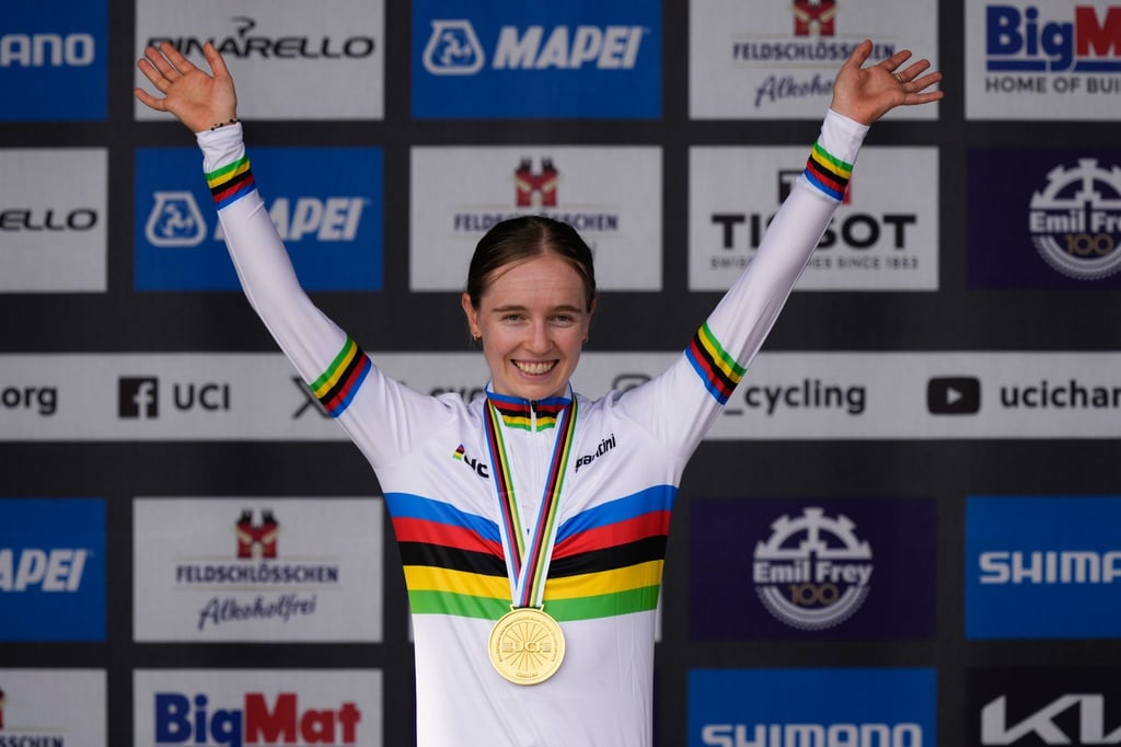 Antonia Niedermaier freut sich über U23-Gold im Zeitfahren.
