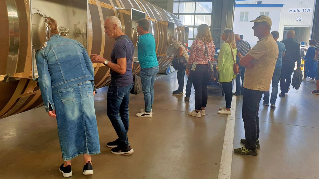 Viele Gäste wagen den Blick in das Innere der in Reinsdorf produzierten Behälter.