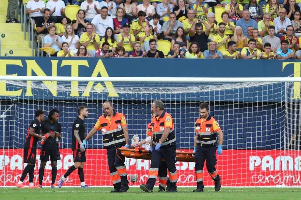 Marc-André ter Stegen muss auf einer Trage vom Platz getragen werden.