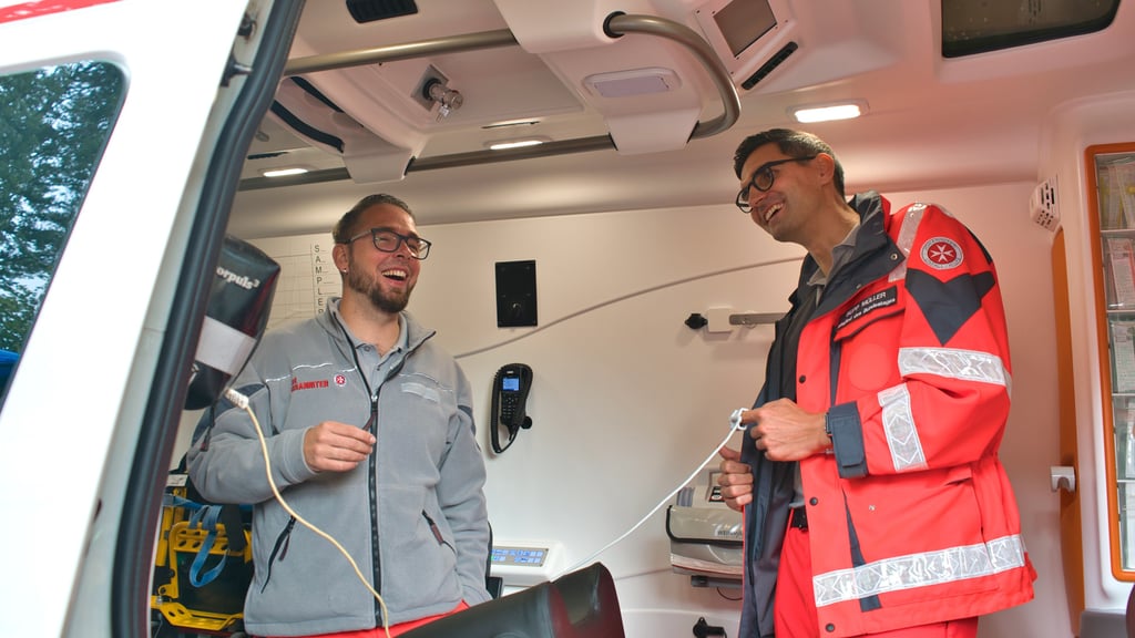 Im Einsatz: Rettungssanitäter Norman Pohl und Bundestagsabgeordneter Sepp Müller