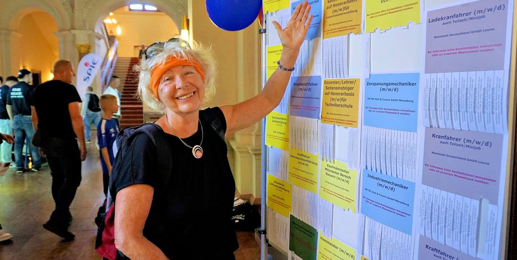 Angela Ernst an der Tafel mit den Jobangeboten für die Ü-60-Jährigen im Merseburger Ständehaus. Sie interessiert sich vor allem für die ausgeschriebenen Dozentenstellen.