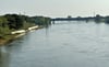 Von der Trogbrücke aus lässt sich das Hochwasser gut beobachten.