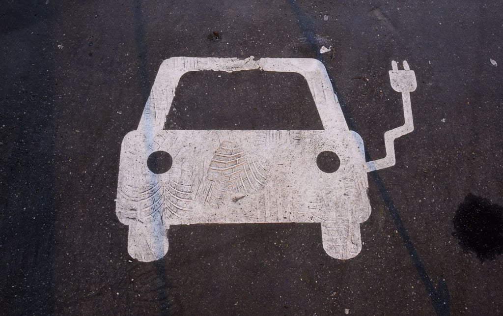 In der Krise der Autobranche gibt es Überlegungen neuer Förderung für E-Autos - der Arbeitgeberverband Niedersachsen spricht sich dagegen aus und fordert Technologieneutralität. (Symbolbild)