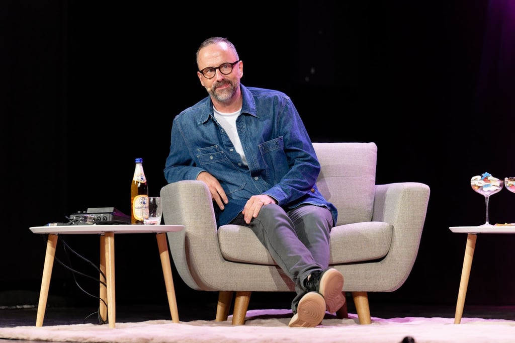 Kurt Krömer bei der Aufzeichnung der 100. Folge seines Podcasts „Feelings“ in Köln in der Volksbühne am Rudolfplatz.