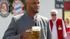 Prosit: Vincent Kompany bei seiner Oktoberfest-Premiere als Bayern-Coach.