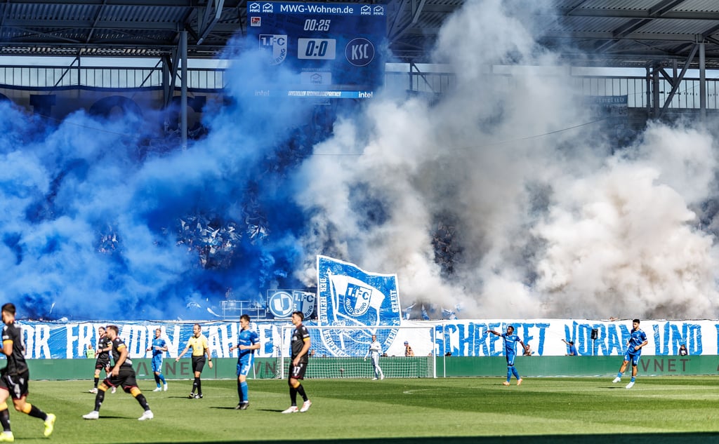 Auf dem Rasen umkämpft, auf den Rängen stimmungsvoll: So startete das Zweitliga-Topspiel zwischen 1. FC Magdeburg und Karlsruher SC.