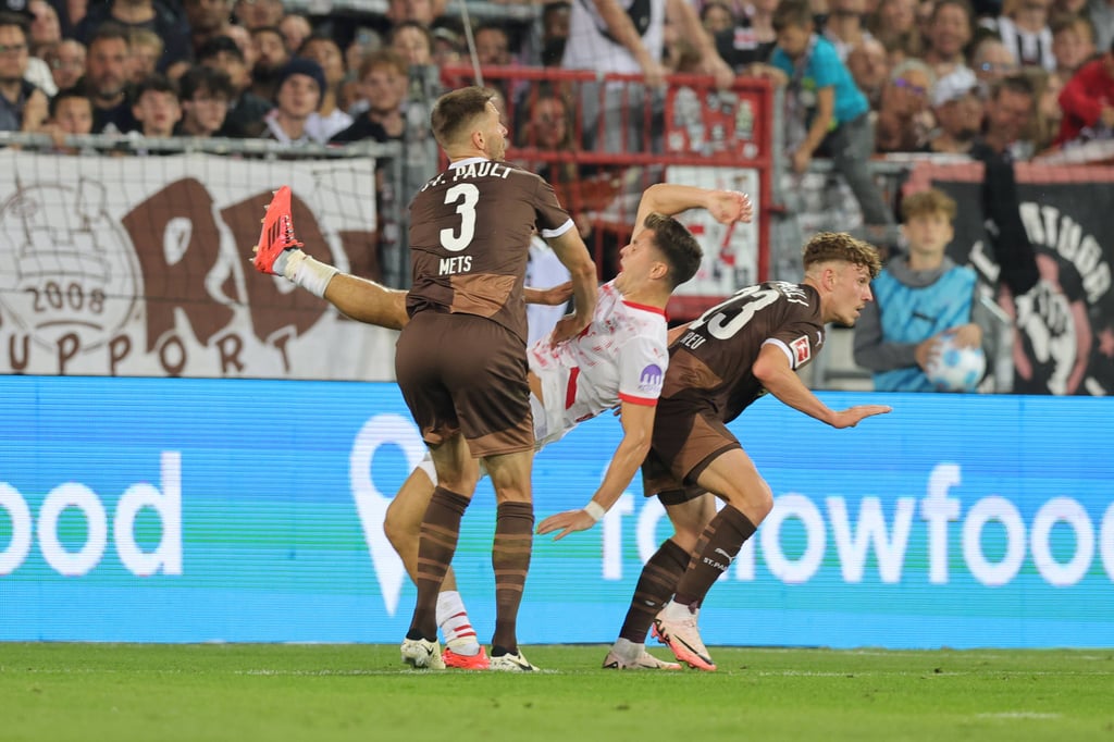 Viel Kampf und Krampf am Millerntor: RB-Profi Chr. Baumgartner in der St. Pauli-Zange