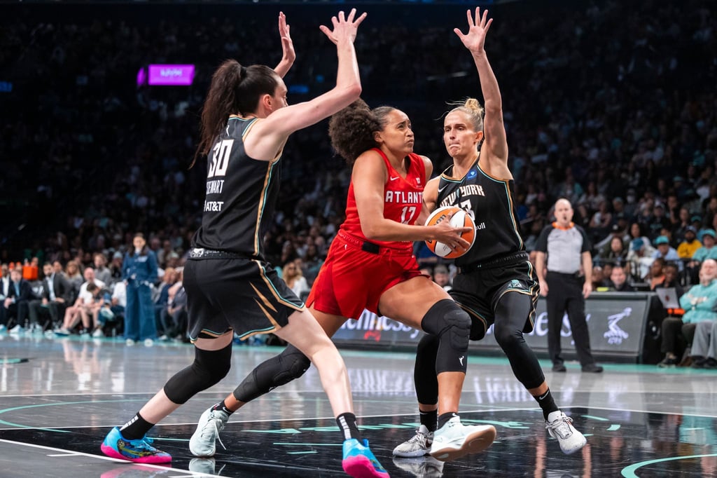 Leonie Fiebich (rechts) hatte zum Start in die Playoffs das beste WNBA-Spiel ihrer Karriere.